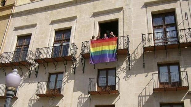«Travestis de mierda, hay que matar a gente como vosotros»: juzgan a dos hombres por amenazar a transexuales