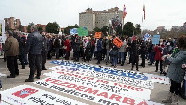 Un millar de personas se concentra frente a las Cortes para exigir una sanidad pública «digna»