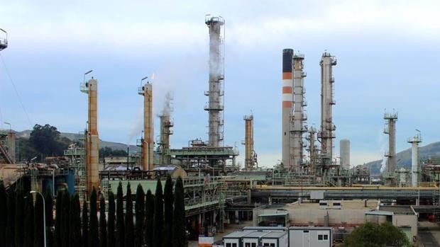 Dos trabajadores heridos por un escape de gas en la refinería de Repsol en La Coruña