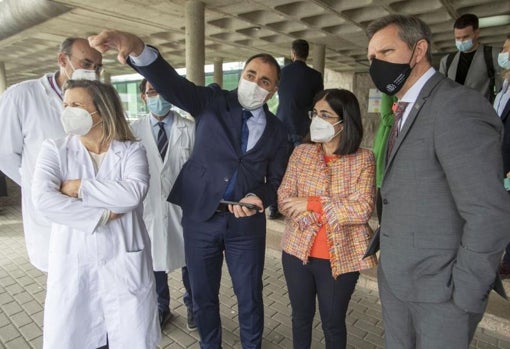 La ministra Darias, este mes en Santiago con el conselleiro Comesaña