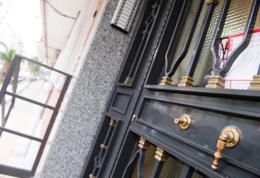 Uno de los portales en el que han robado el picaporte