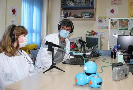 Una niña participa en una emisión de Radio RobHospi del Hospital de Cuenca