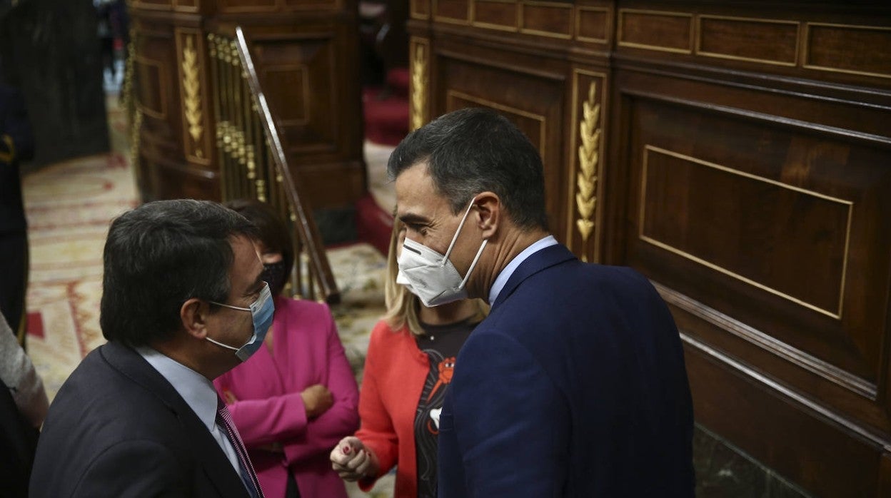 Aitor Esteban y Pedro Sánchez conversan en un corrillo del Congreso en una imagen de archivo