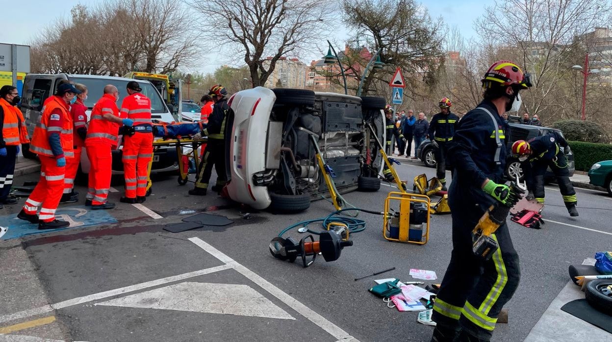 Una mujer quedó atrapada en uno de los vehículos implicados en la colisión del Paseo Salamanca de León