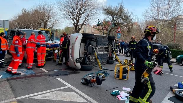 Fallece un varón y una mujer resulta herida al volcar su turismo en Soncillo (Burgos)