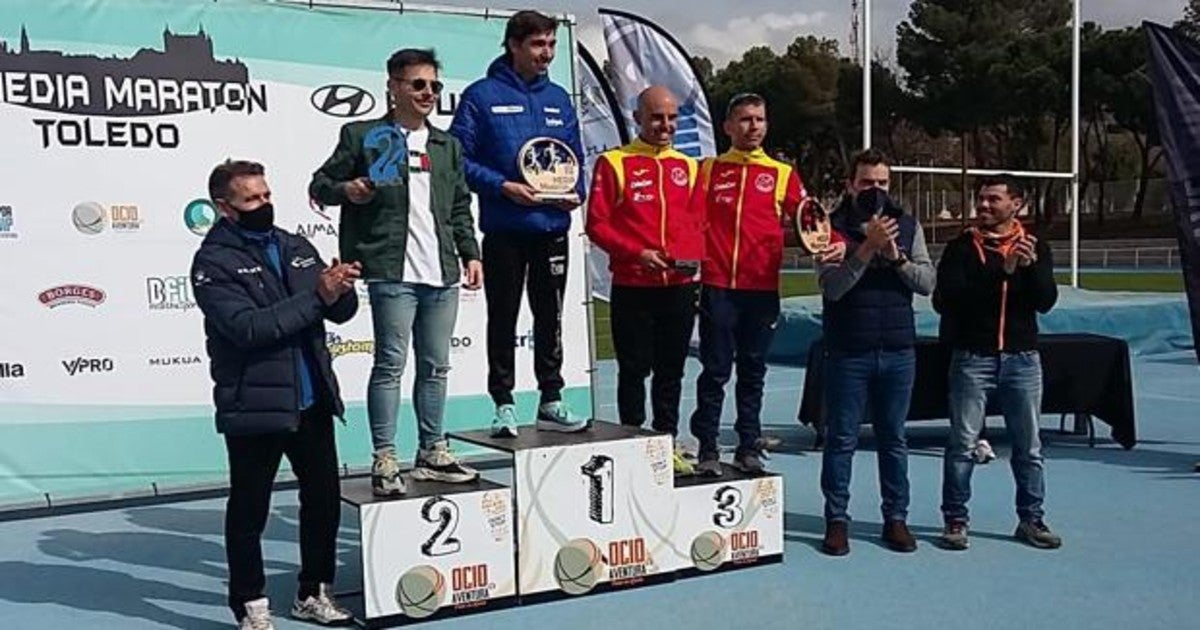 Podio en la categoría absoluta masculina en la media maratón de Toledo