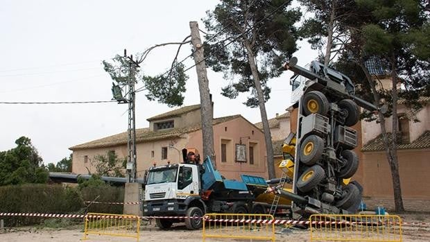 Herido grave un trabajador que talaba los pinos aledaños al santuario de la Virgen de Gracia de Caudete