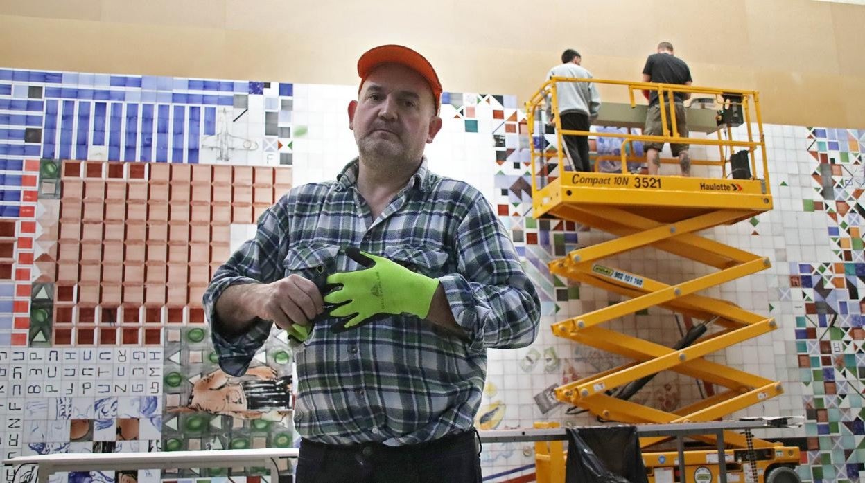 Fernando Renes, durante el montaje de la exposición