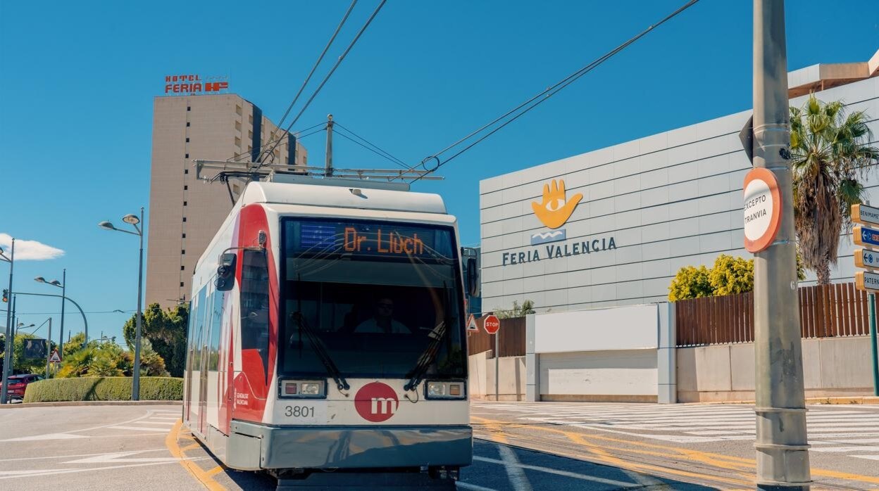 Imagen del tranvía del Metro de Valencia a su paso por a parada de Feria Valencia