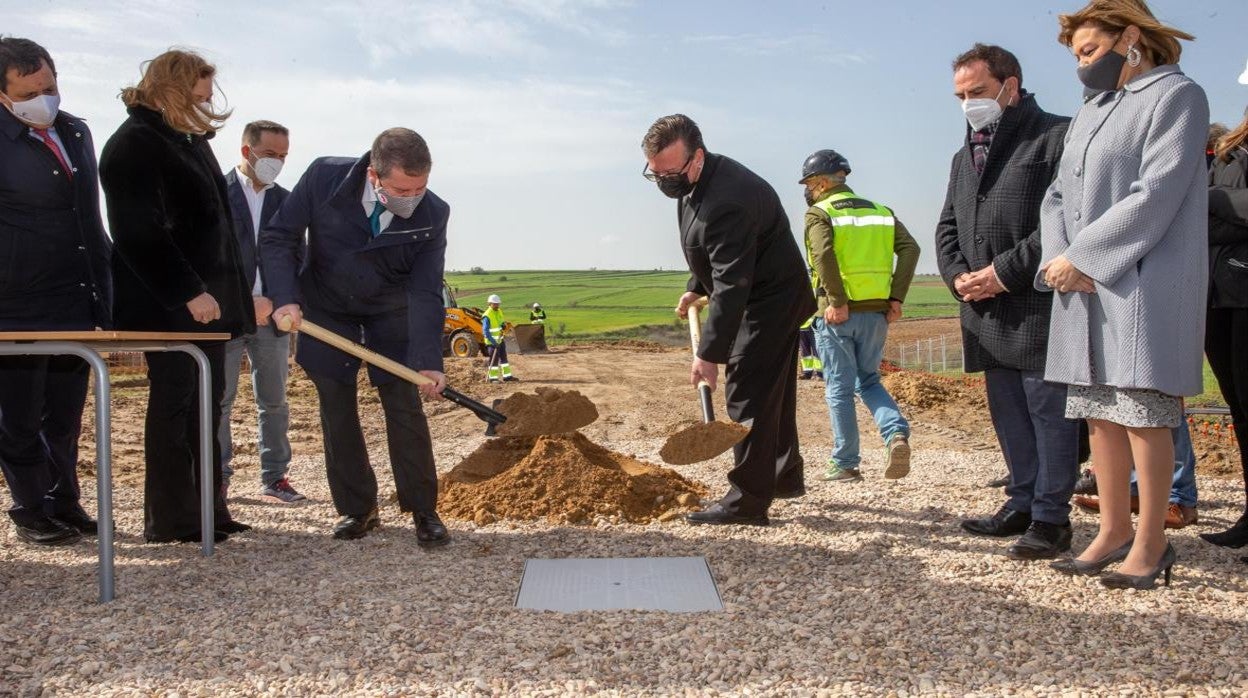 Page ha puesto este martes la primera piedra del CEIP de El Viso de San Juan junto al alcalde, José Manuel Silgo