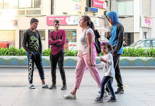 Grupo de jóvenes magrebíes en las inmediaciones del puerto de Ceuta