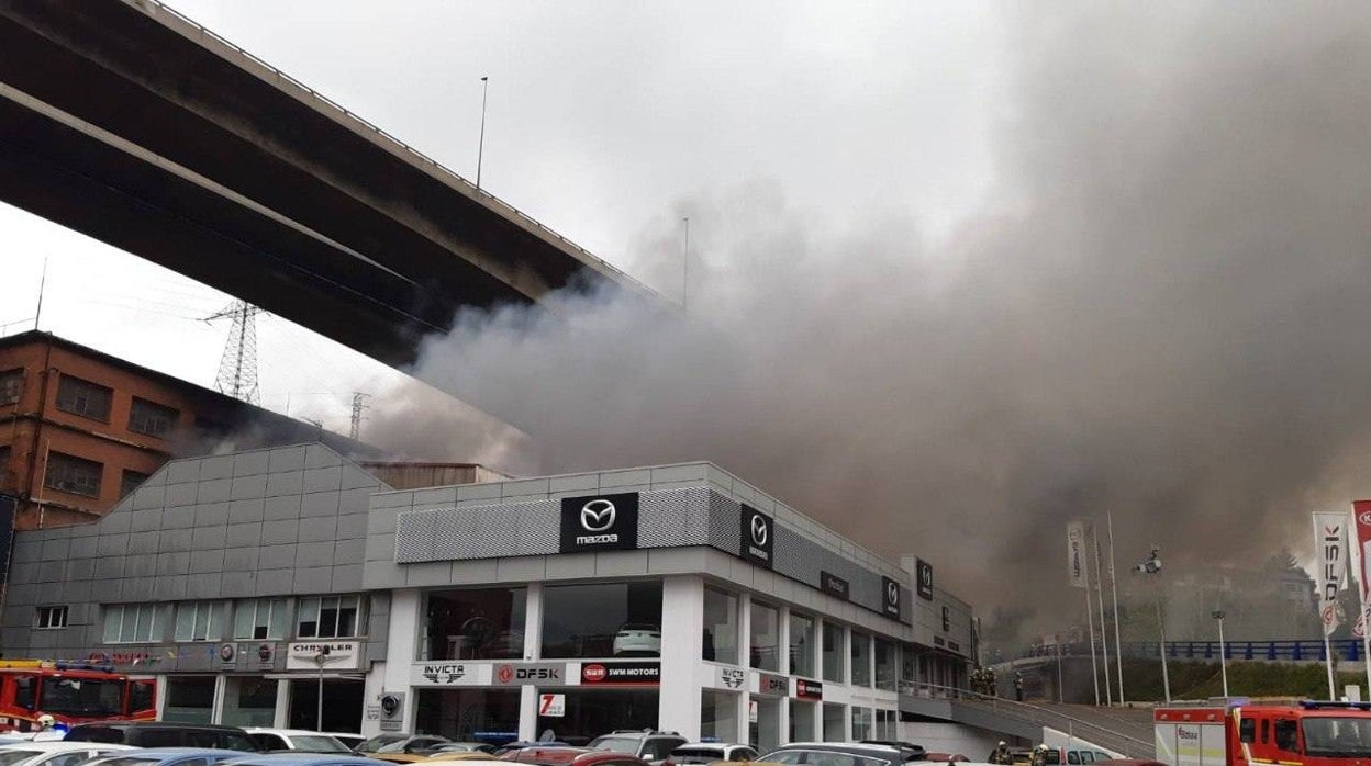 Imagen de la densa humareda que ha provocado el incendio