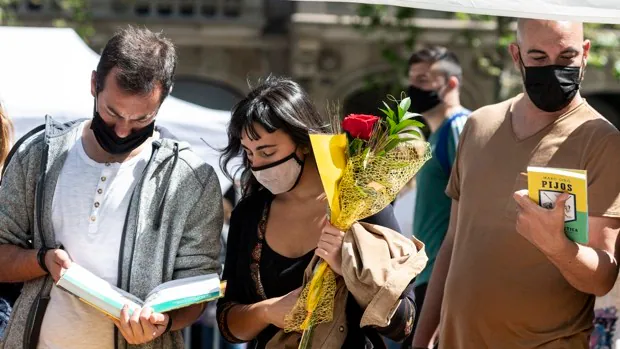 Barcelona planea el Sant Jordi de la normalidad con Ohran Pamuk, Eva Baltasar y Jo Nesbo