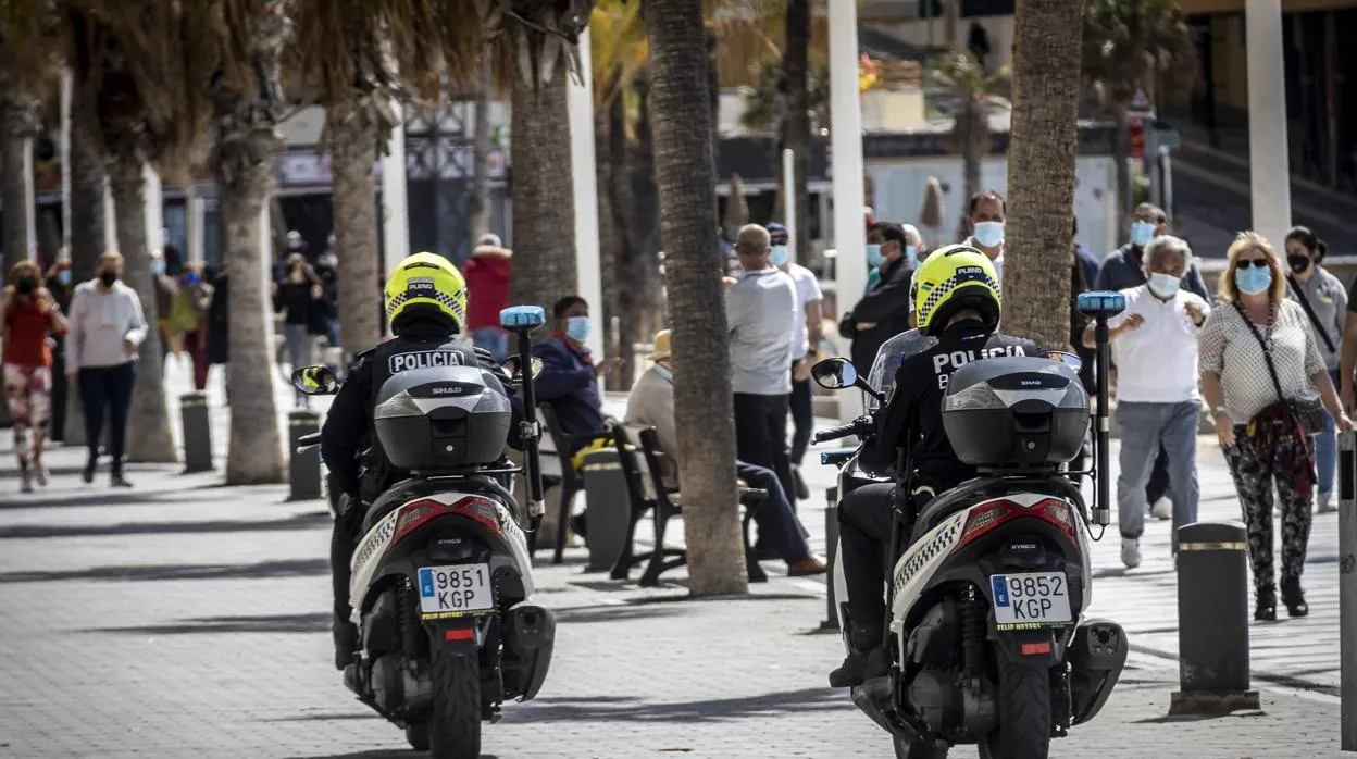 Imagen de archivo de dos motos de la Policía Local de Benidorm por el paseo marítimo