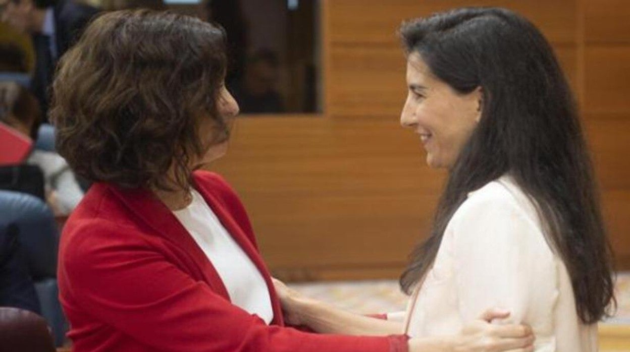 Isabel Díaz Ayuso, presidenta de la Comunidad de Madrid, y Rocío Monasterio, portavoz de Vox