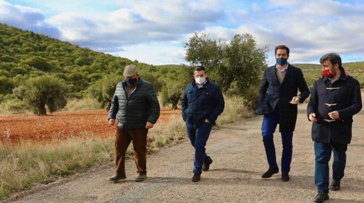 Comendador camina por la carretera de la Jara junto a sus compañeros de Cs