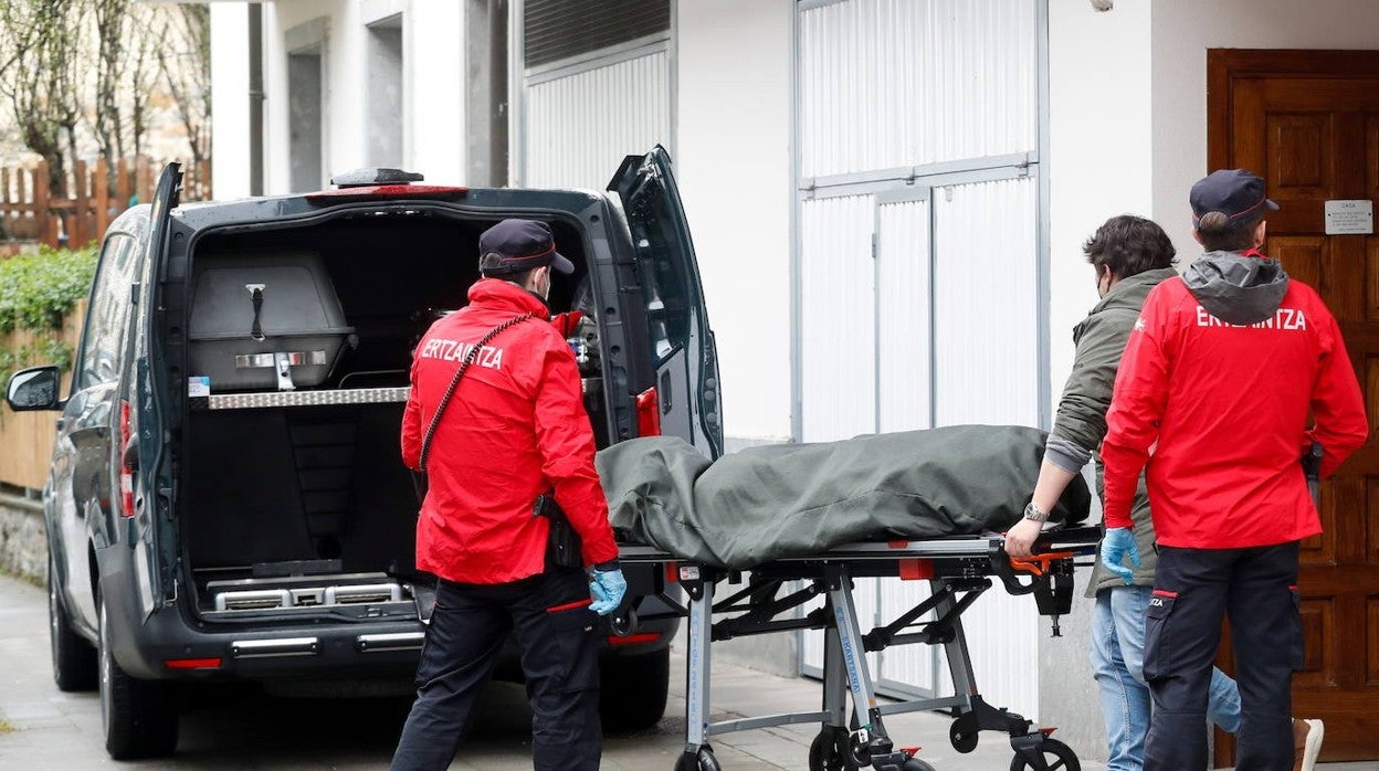 Los servicios funerarios retiran el cuerpo sin vida de la mujer