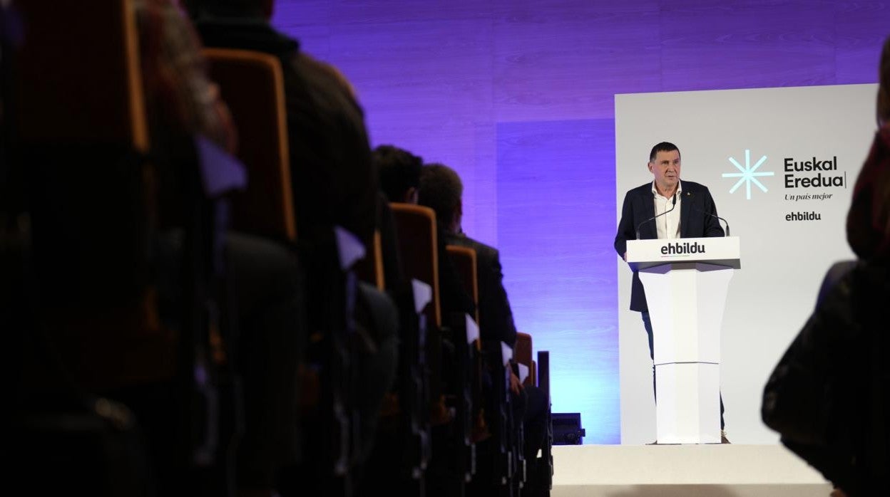 El coordinador general de EH Bildu, Arnaldo Otegi, interviene en un acto en el que EH Bildu ha presentado la hoja de ruta política para los próximos años