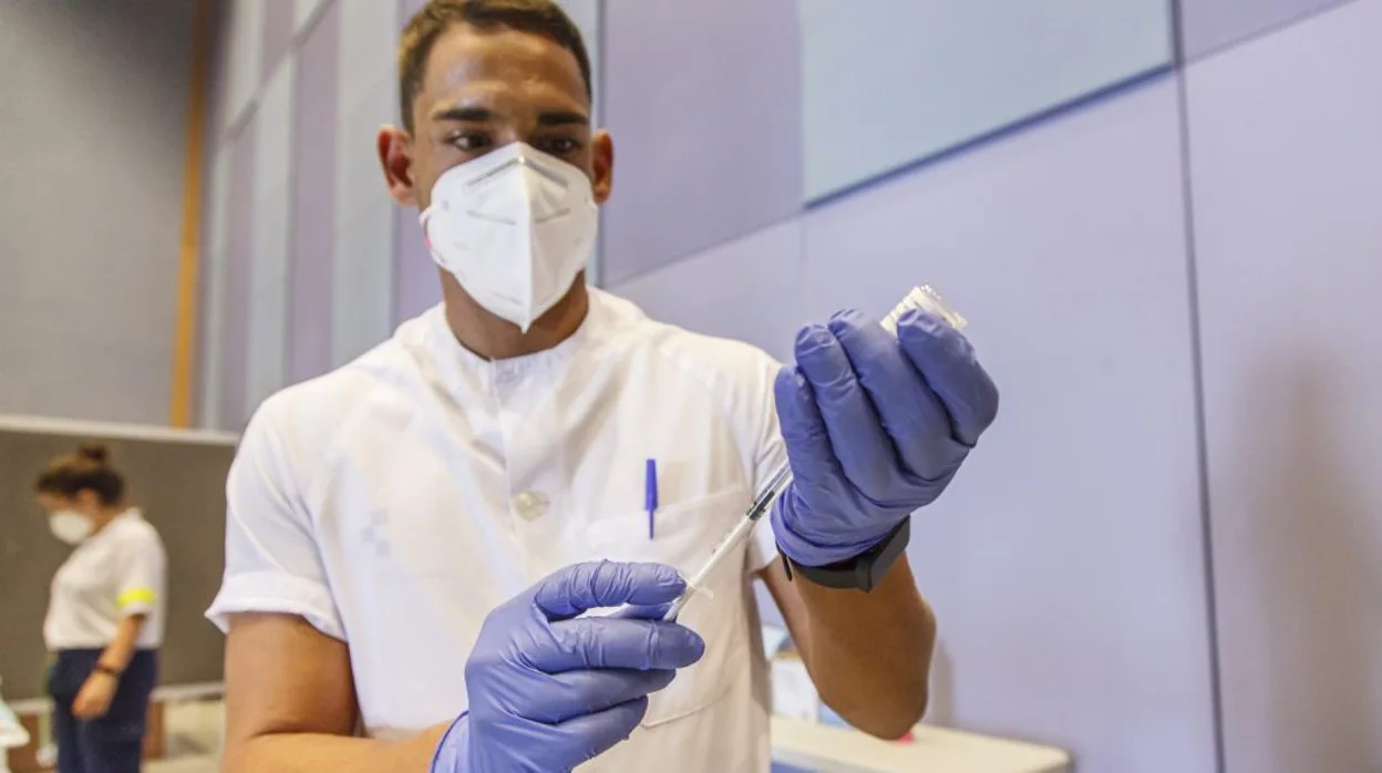Un sanitario prepara un vial de vacunación contra la Covid en Gran Canaria
