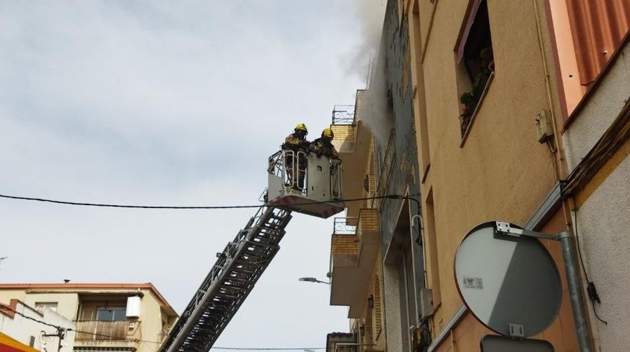 Efectivos de bomberos de la Generalitat, durante la extinción de un incendio