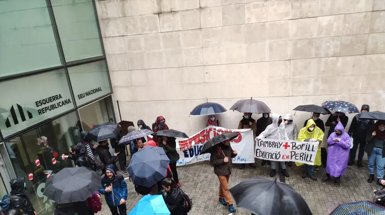 Varios maestros en huelga a las puertas de la sede de ERC, hoy