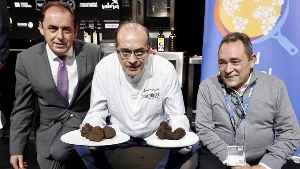 El chef Andrea Tumbarello se lleva dos trufas negras por 1.750 euros en Madrid Fusión