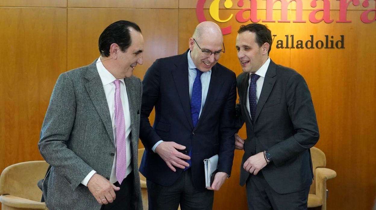 El viceconsejero de Economía y Competitividad en funciones, Carlos Martín Tobalina (centro), este martes en compañía del expresidente de la Cámara de Valladolid José Rolando y del presidente de la Diputación Provincial, Conrado Íscar