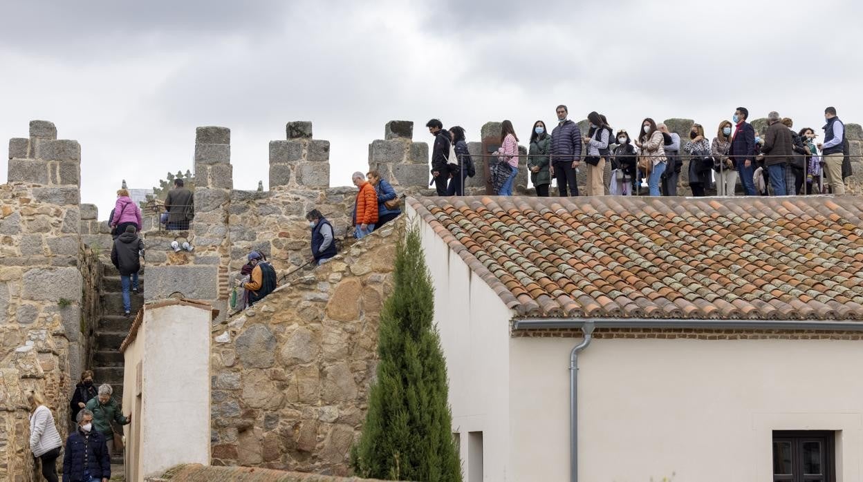 Turistas paseando por la muralla de Ávila el pasado 2021