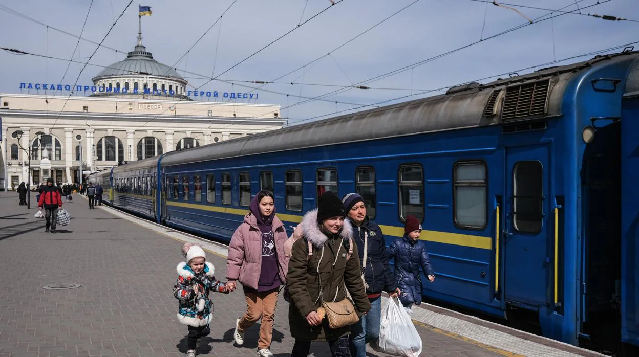 Una familia huye de la ciudad ucraniana de Odesa, hermanada con Valencia