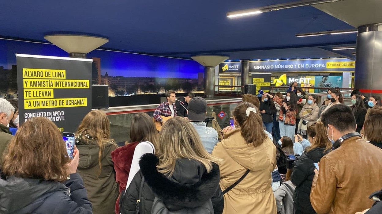 Una multitud ha escuchado el recital de Álvaro de Luna