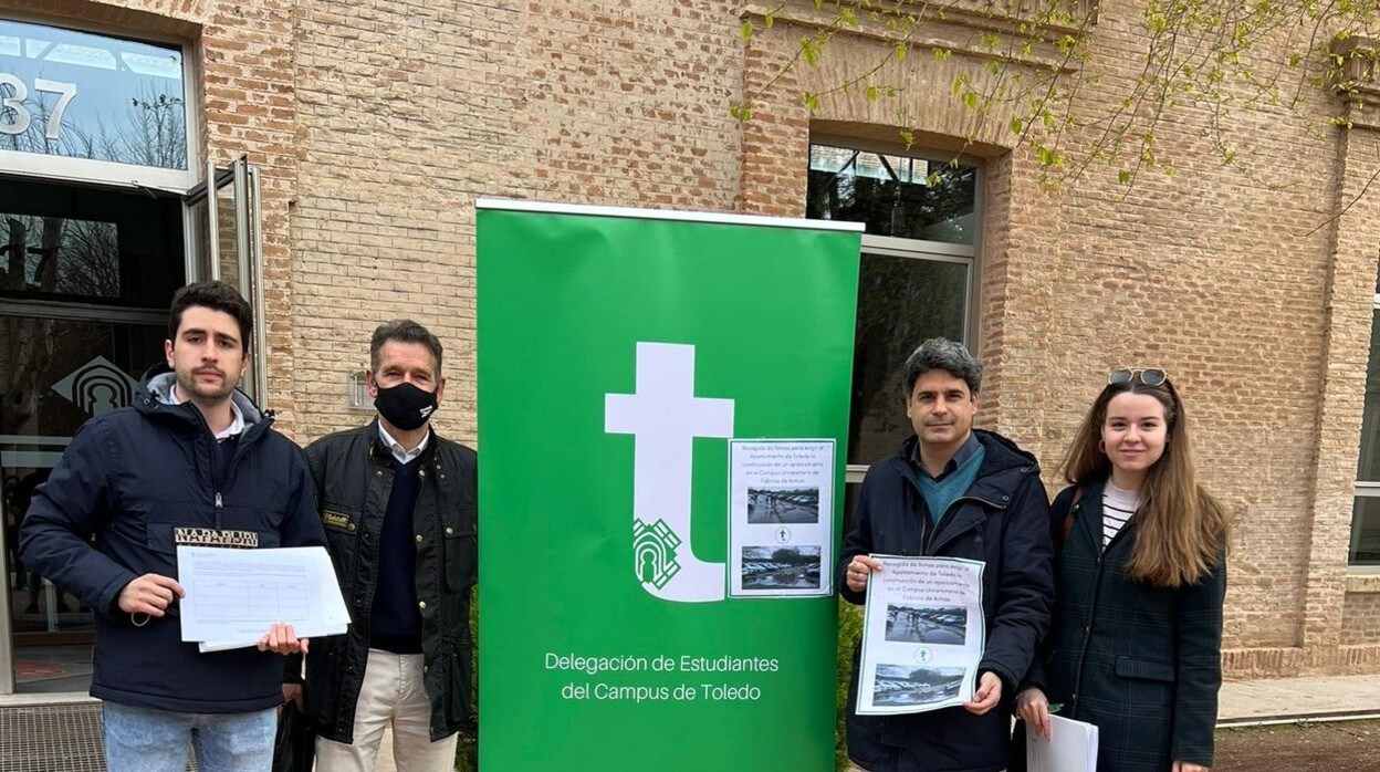 Juan José Alcalde y Pepe López Gamarra, en la recogida de firmas que ha organizado la Delegación de Estudiantes del Campus de Toledo