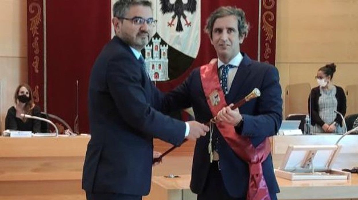 El exalcalde de Alcobendas, Rafael Sánchez Acera, entrega el 6 de octubre de 2021 el bastón de mando a Aitor Retolaza, de Ciudadanos