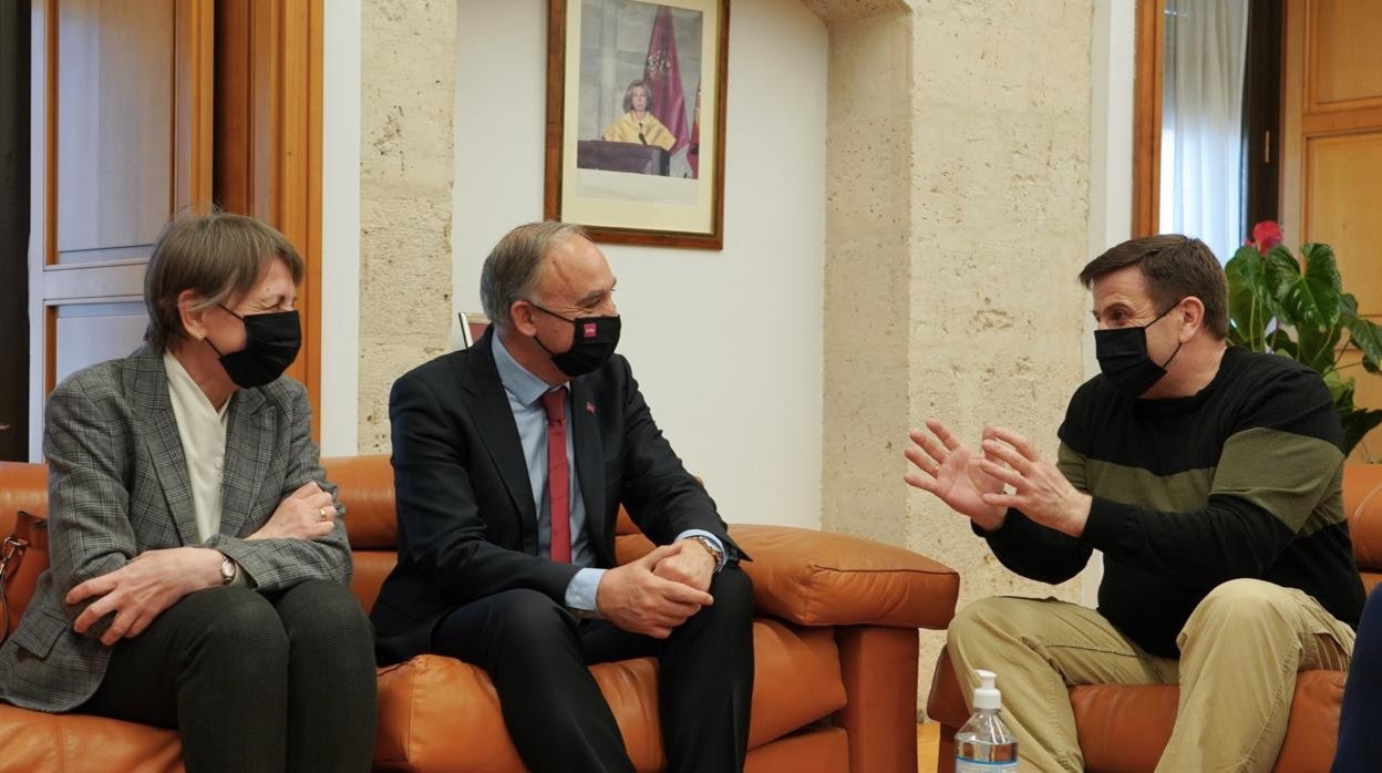 El rector de la Universidad de Valladolid, Antonio Largo, recibe a los dos primeros profesores ucranianos incorporados a la UVa como PDI afectado por la invasión de Ucrania, Ivan Sopushynkyy y Lyudmyla D. Zahvoyska