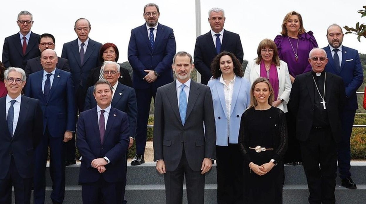 Felipe Vi flanqueado por Emiliano García-Page y por la alcaldesa de Sigüenza, María Jesús Merino