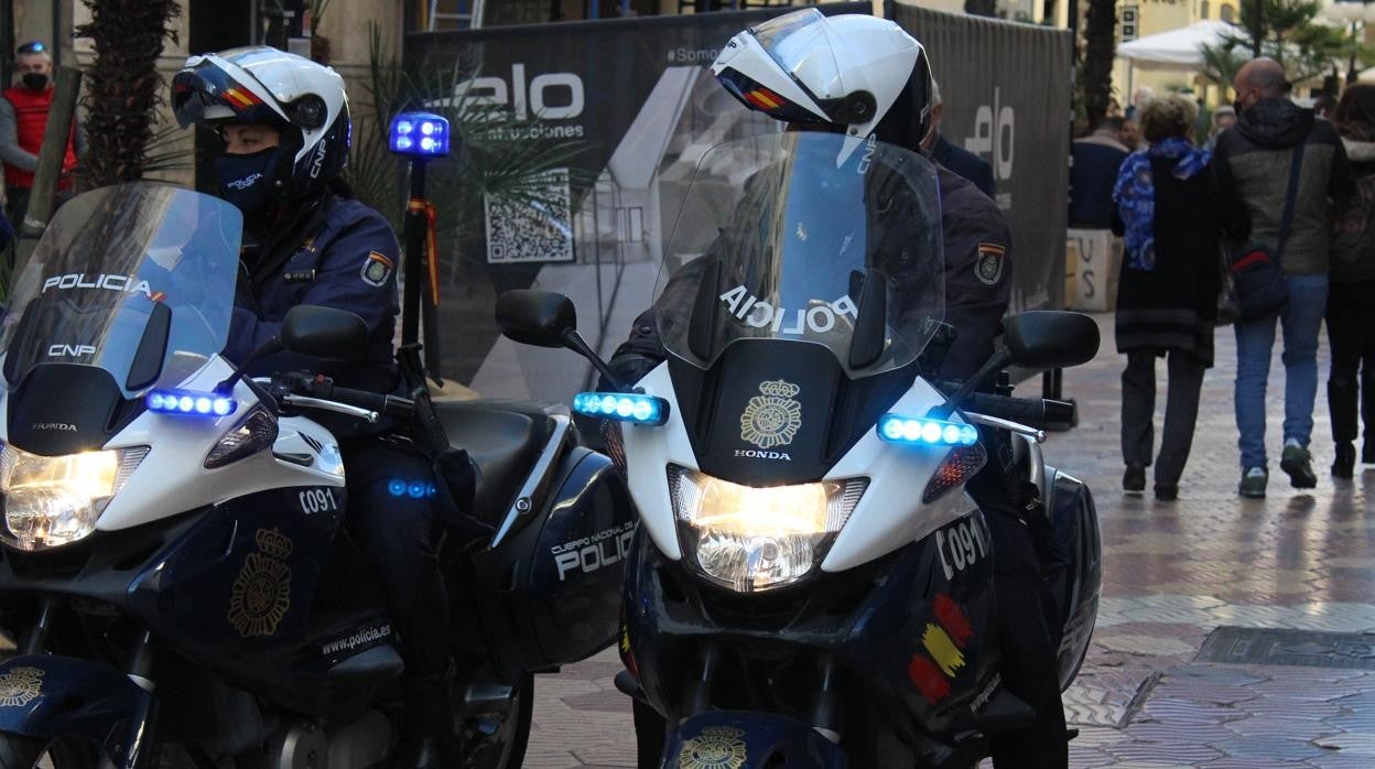 Dos agentes de la Policía Nacional por las calles de Valencia