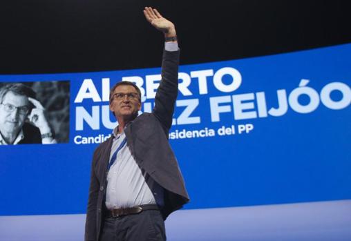 Alberto Núñez Feijóo saluda a los participantes en el XX Congreso del PP en Sevilla