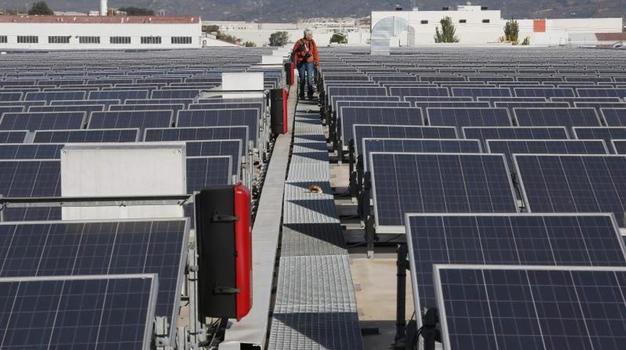 Placas solares en una imagen de archivo