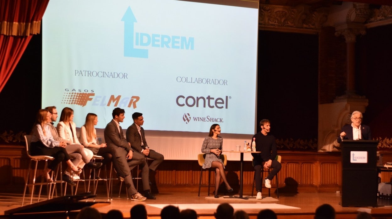 Los promotores de la plataforma juvenil, ayer, en el escenario escuchan a Josep Sánchez Llibre