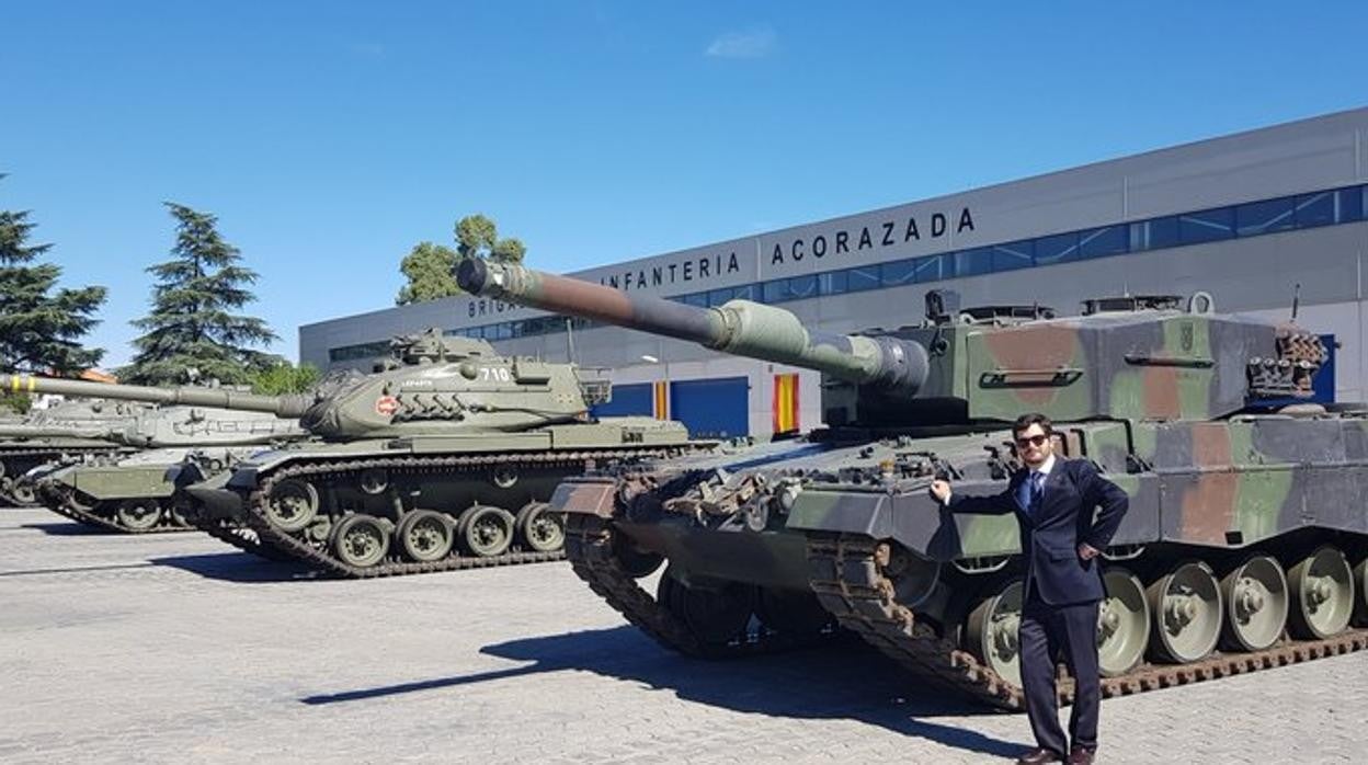 Eliseo Fernández Fernández posa junto a un tanque