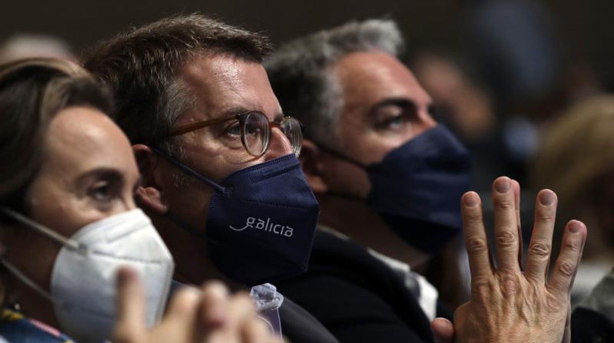 Alberto Núñez Feijóo, entre Cuca Gamarra y Elías Bendodo, en el congreso nacional del PP