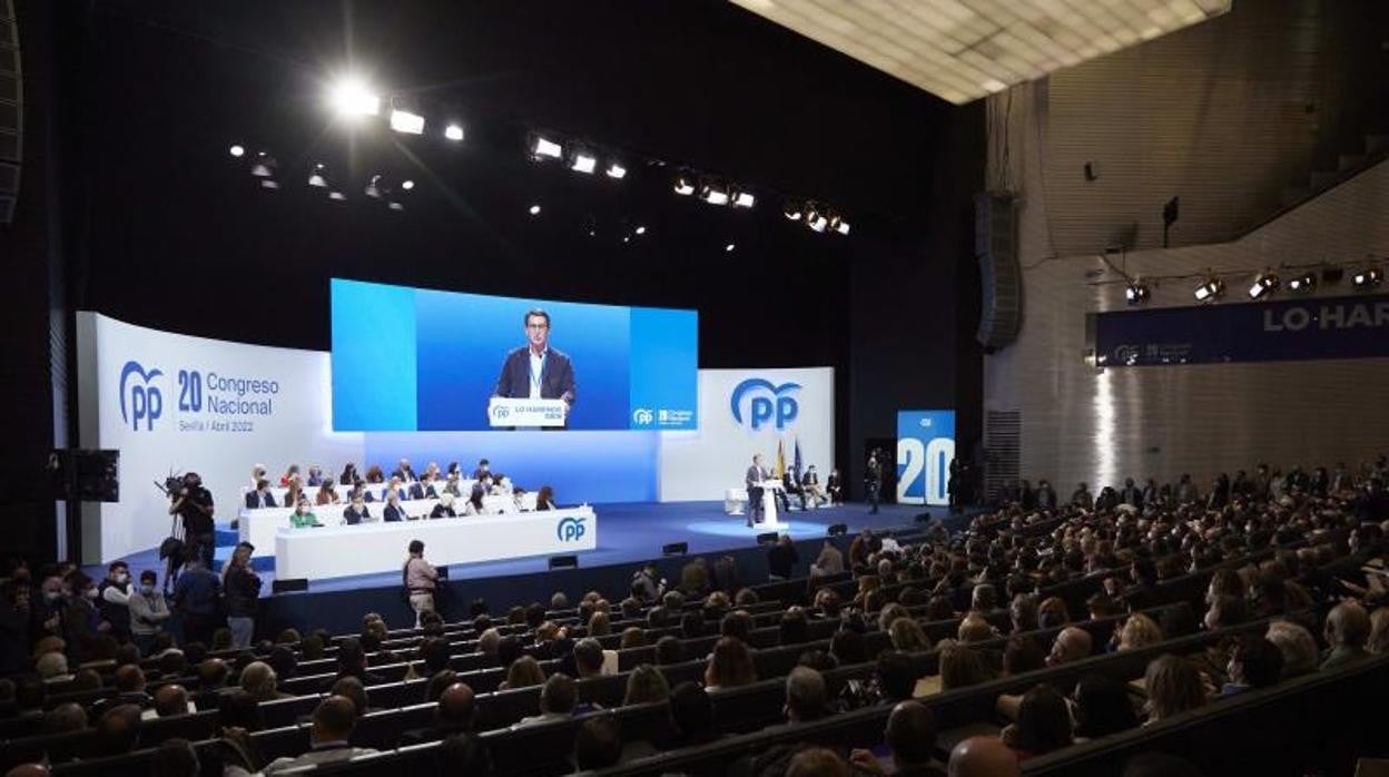 Feijóo, durante su intervención en el plenario del congreso