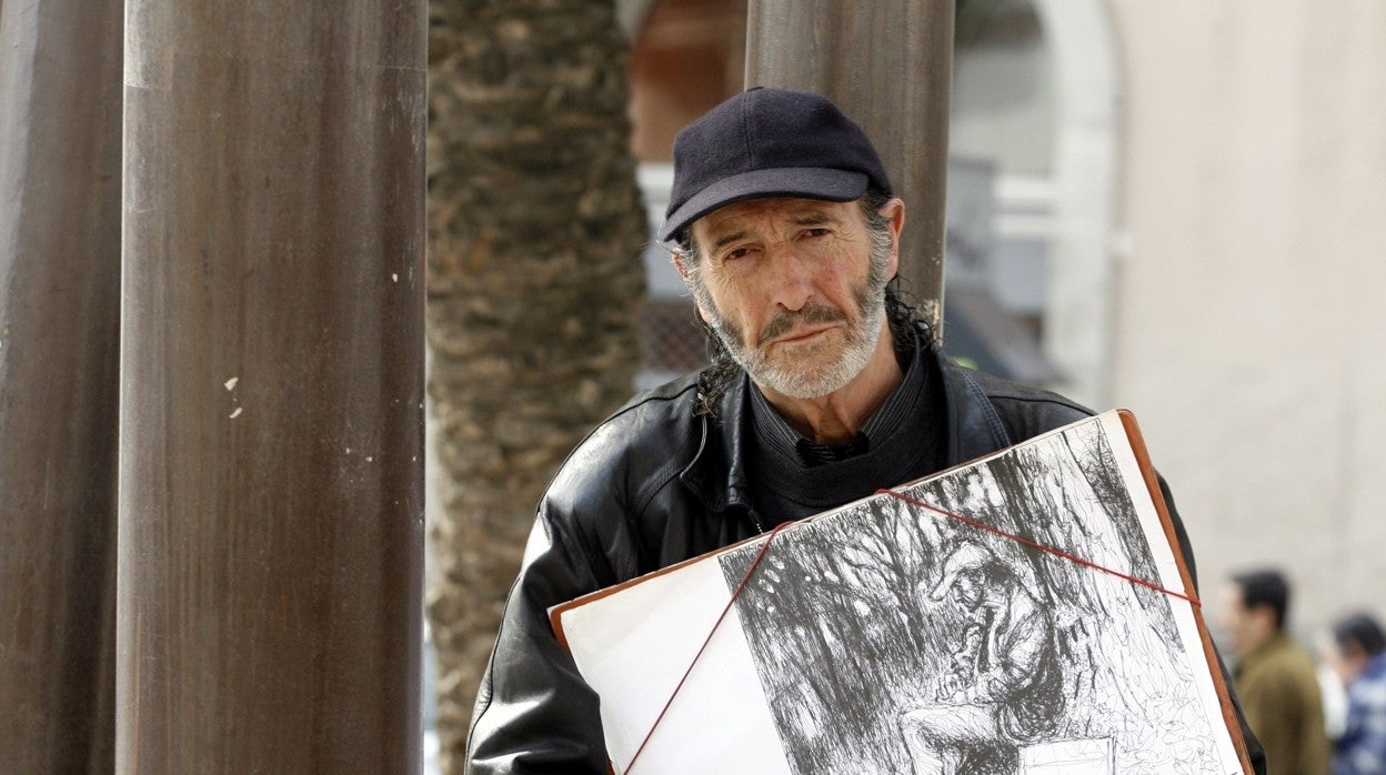 Miquel Fuster posa con uno de sus dibujos al poco de publicar su novela gráfica