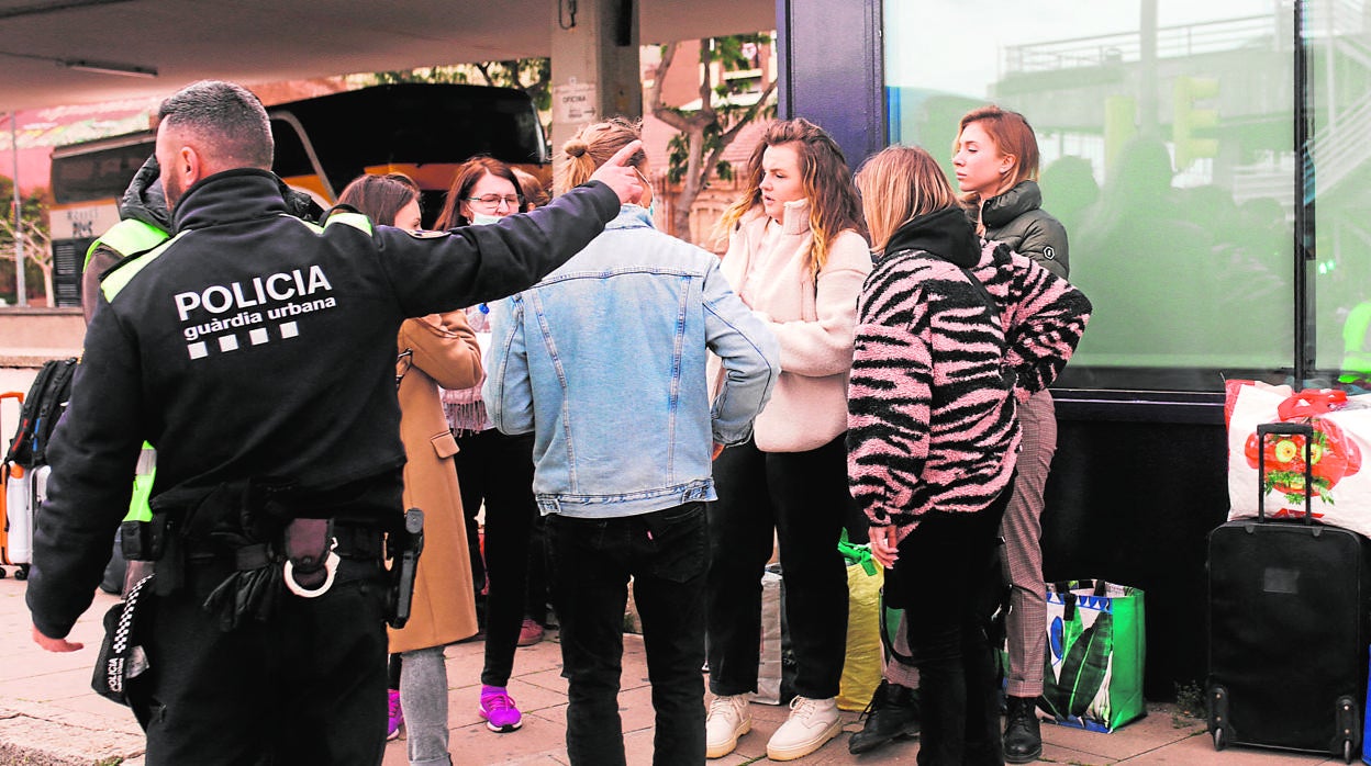 Refugiados ucranianos a su llegada a Barcelona