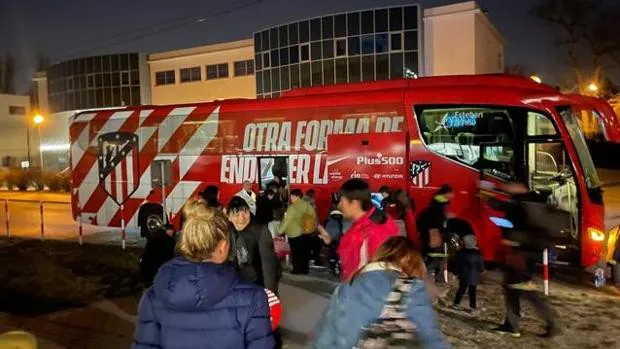 El autobus del Atlético de Madrid vuelve a la capital de España con refugiados ucranianos