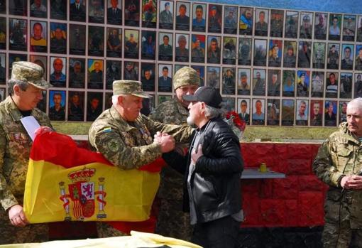 Imagen de Mariano García con un grupo de soldados ucranianos