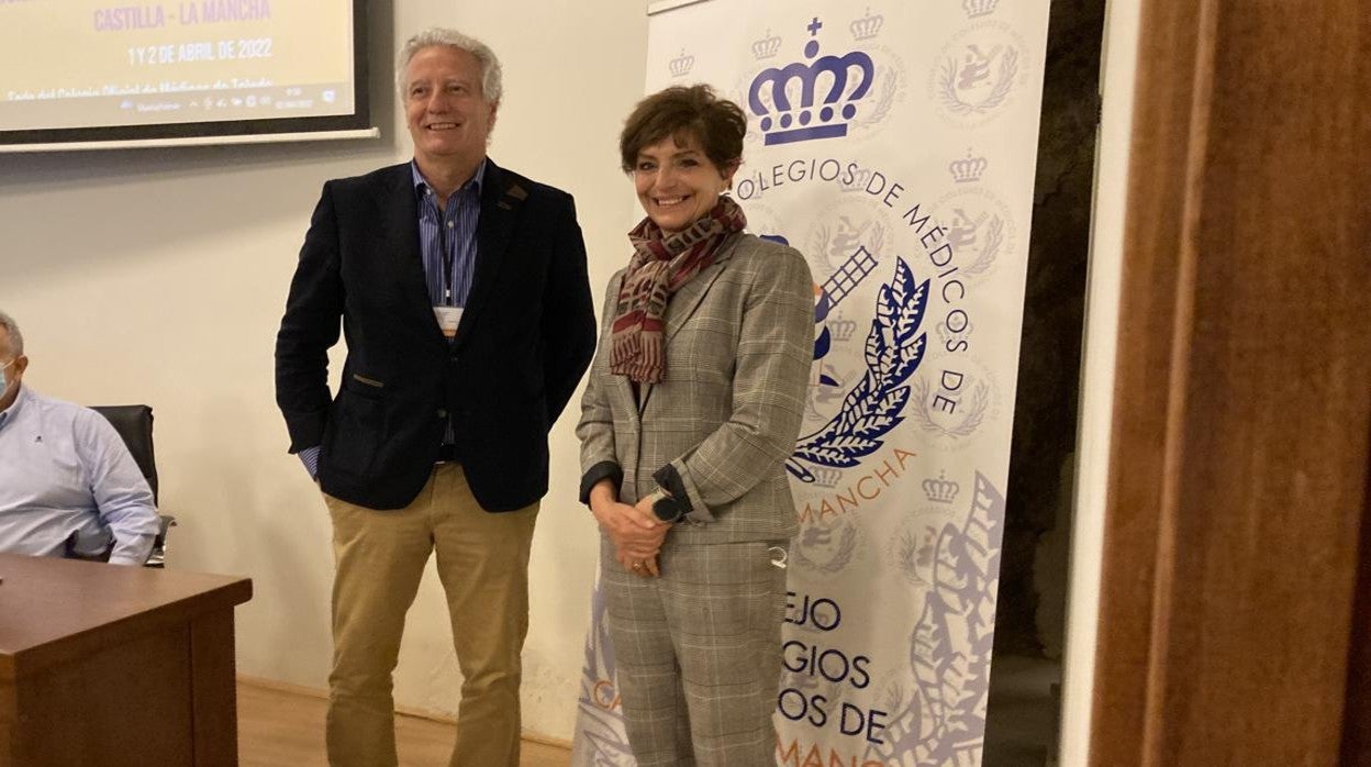 Javier Balaguer junto a Natividad Laín en el momento del relevo