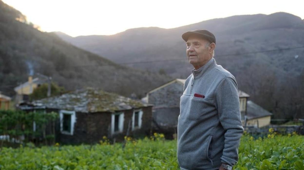 El poeta y escultor, en la lucense sierra del Courel, donde ha transcurrido su vida