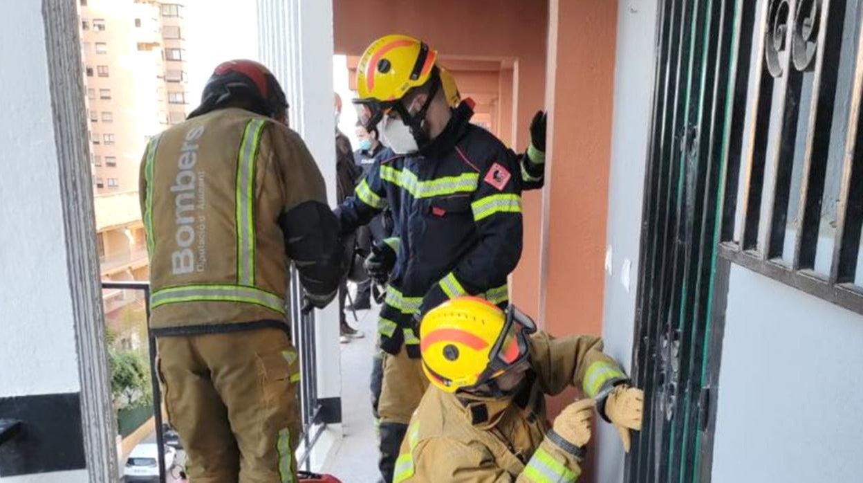 Imagen de los bomberos entrando en una vivienda de Benidorm donde encontraron el cadáver de un hombre de 55 años