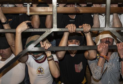 Los costaleros de Los Estudiantes, en las trabajaderas