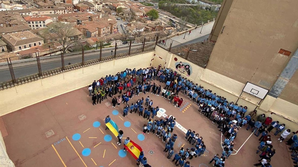 Los alumnos del colegio Medalla Milagrosa, en Toledo, durante la celebración en el patio de un acto de solidaridad con Ucrania